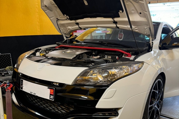 Reprogrammation moteur d'une voiture de Bordeaux sur notre banc de puissance