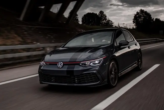 Volkswagen Golf GTI grise sur route, ADN Performance Montpellier